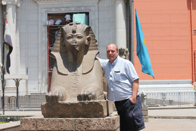 Dom et le Sphinx, il est à droite...