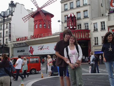 Devant le Moulin Rouge